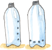 twee plastic flessen met gaatjes